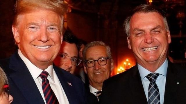 Trump e Bolsonaro posam juntos sorridentes