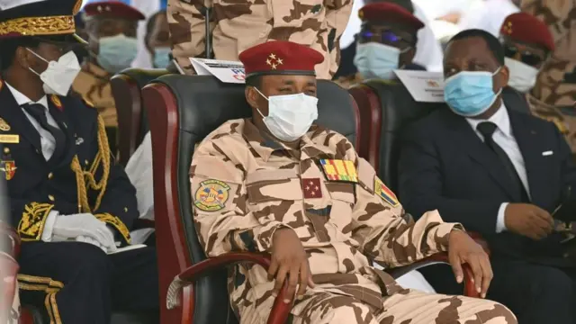 Le fils du défunt président tchadien Idriss Deby, le général Mahamat Idriss Deby (C), assis au premier rang, assiste aux funérailles nationales du défunt président tchadien Idriss Deby, à N'Djamena, le 23 avril 2021.