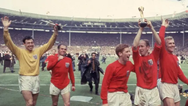 Gordon Banks Dünya kupasını kutlarken.