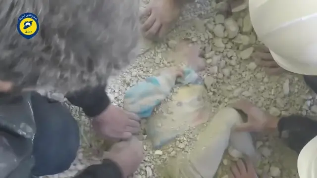 Девочка под завалами