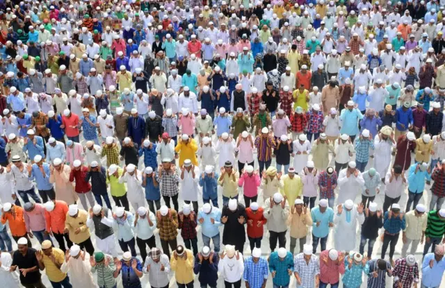 பஞ்சாப் அமிர்த்சரிலுள்ள மசூதியில் பக்ரீத் திருநாளில் தொழுகை.