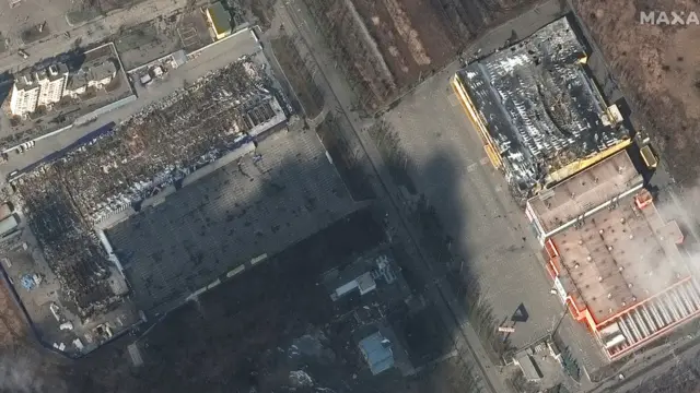 Citra satelit menunjukkan toko kelontong dan pusat perbelanjaan yang hancur, di tengah invasi berkelanjutan Rusia ke Ukraina, di Mariupol, Ukraina.
