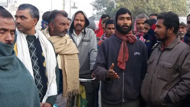 रमेश यादव (काली जैकेट में मफ़लर के साथ)