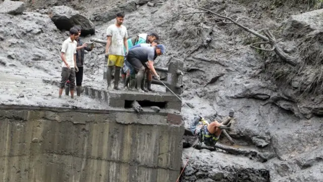 दार्चुलामा पुल बगायो