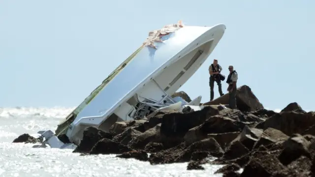 Las autoridades observan el estado en el que quedó la lancha.