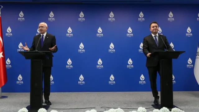 CHP Genel Başkanı Kemal Kılıçdaroğlu, Demokrasi ve Atılım (DEVA) Partisi Genel Başkanı Ali Babacan'a yaptığı ziyaretin ardından, "Bugün sadece ziyarete geldik. Herhangi bir ittifak görüşmesi ya da ittifak söz konusu da olmadı. Bugün için de zaten bir ittifak gündemde değil" dedi.