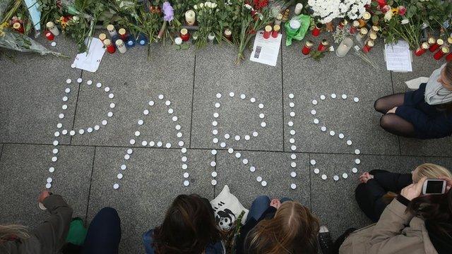 Homenagem aos mortos em ataques em Paris