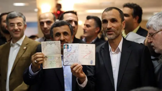 محمود احمدی‌نژاد (چپ) همراه با حمید بقایی (راست) معاون سابقش برای انتخابات ۱۳۹۶ ثبت نام کرد که هر دو رد صلاحیت شدند