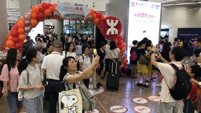 有人專程來見證高鐵香港段首日通車。