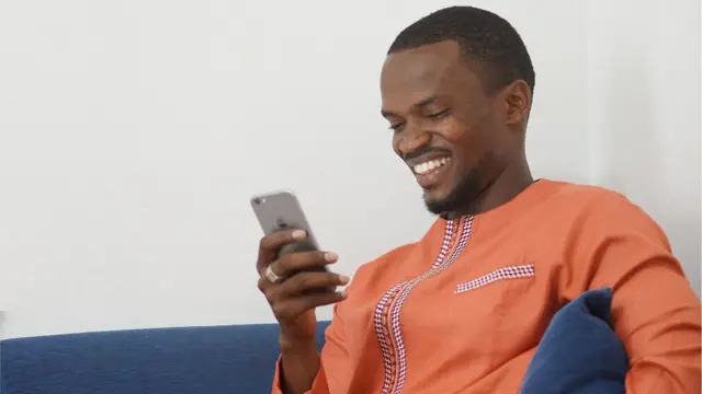 Onye na-aza ekwentị ihe onyonyo