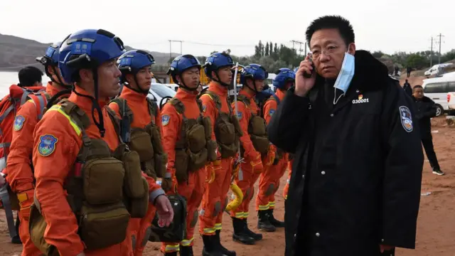 救援人員在事發區域商議搜救失聯人員細節。