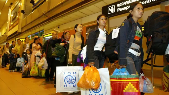 Personas hmong esperando para abandonar Tailandia y ser trasladadas a California