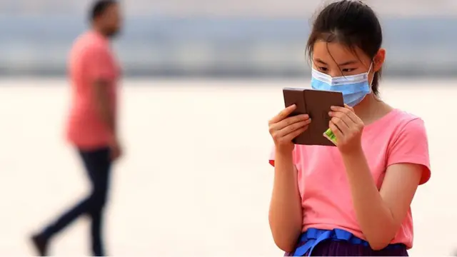 கொரோனா வைரஸ்: சரிந்த எண்ணெய் வர்த்தகம், உயர்ந்த பலி எண்ணிக்கை - 10 தகவல்கள்