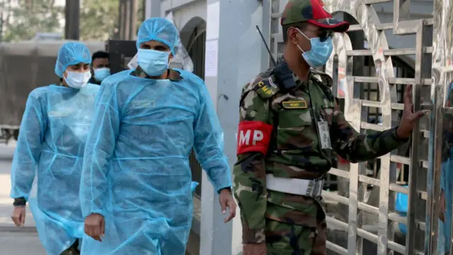 ঢাকায় একটি কোয়ারেন্টিন সেন্টারে কঠোর নিরাপত্তা।