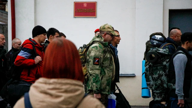 Санкт-Петербург. Призывники в рамках частичной мобилизации у сборного пункта.