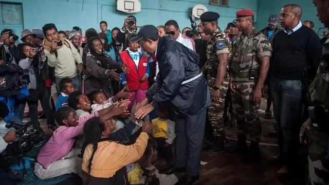 Le président malgache, Hery Rajaonarimampianina aux côtés des sinistrés dans un gymnase aménagé