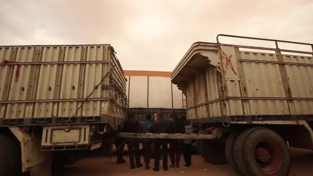 Юк автомобиллари ҳайдовчилари Би-би-си мухбирига ўз кўрганларини ҳикоя қилиб берганлар.