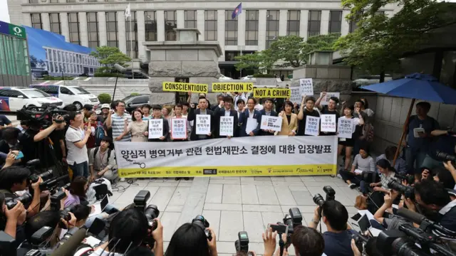 헌법재판소 앞에서 시민단체들이 대체복무제 신설을 촉구하는 기자회견을 하고 있다