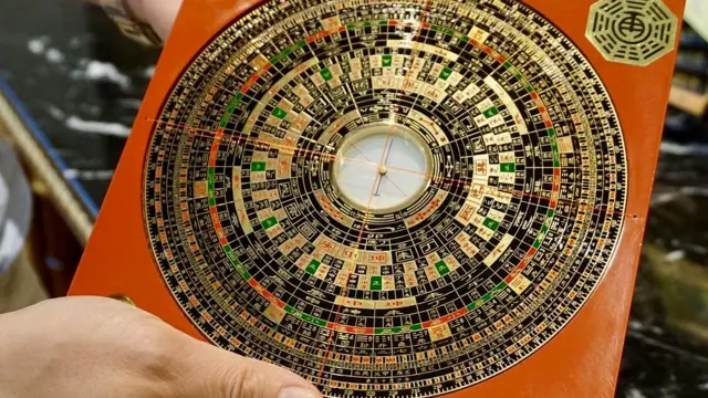 Специалисты по фэншуй пользуются специальными фэншуйными компасами