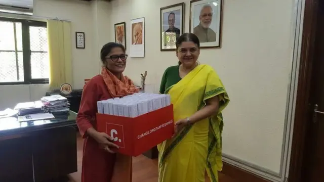 सांसद सुष्मिता देव महिला एंव बाल कल्याण मंत्री मेनका गांधी को change.org याचिका सौंपती हुई