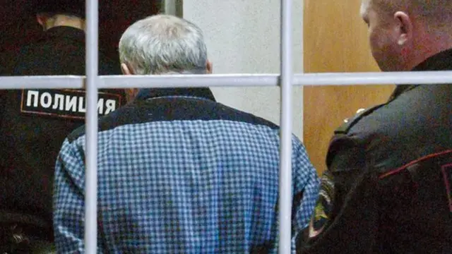 Один из задержанных по делу о массовом отравлении парфюмерным концентратом "Боярышник" в Ленинском районном суде Иркутска