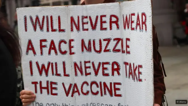 Iako većina ljudi nosi zaštitne maske, neki još uvek smatraju da je reč o narušavanju građanskih sloboda