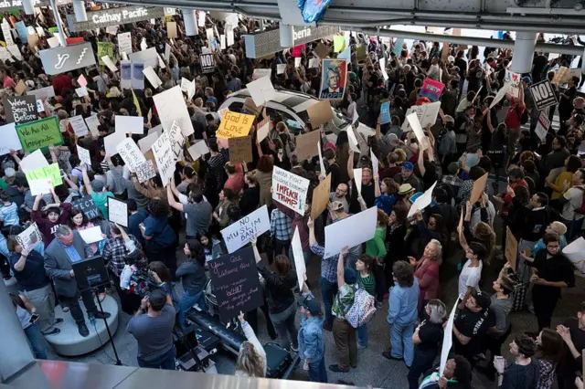 Personas protestan contra la orden ejecutiva del presidente Donald Trump en el aeropuerto de Los Ángeles, EE.UU.