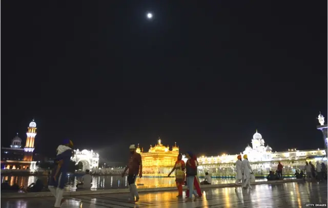 भारतात अमृतसर इथं चंद्रग्रहण पाहाता आला.