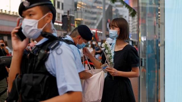 襲擊事件發生後，香港警方搜查多名手持白花的途人。