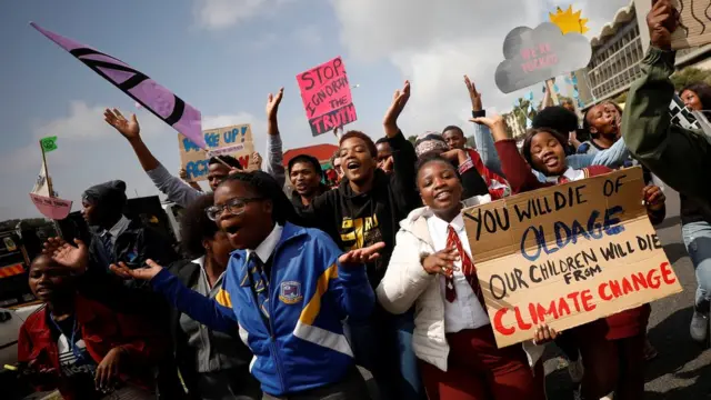 De jeunes militants défilent dans le cadre de la Grève mondiale du climat du mouvement Fridays for Future, à Cape Town.