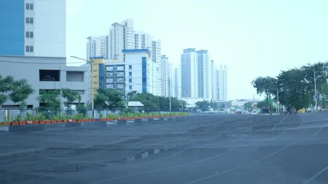 Gubernur DKI Jakarta Anies Baswedan menegaskan pelapisan kali dengan waring bukan saja soal menutup warna sungai yang hitam, tapi juga mengurangi aroma tak sedap sungai