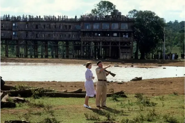 1983 ஆம் ஆண்டில், ராணி கென்யாவில் உள்ள ட்ரீடாப்ஸ் ஹோட்டலை மீண்டும் பார்வையிட்டார். அங்கு அவர் தனது தந்தையின் மரணத்திற்குப் பிறகு ராணியானார்.