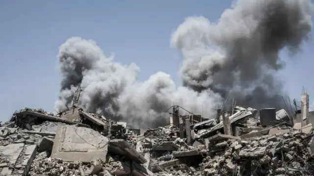 An Iraqi forces airstrike targets an Islamic State sniper position in Mosul (17 June 2017)