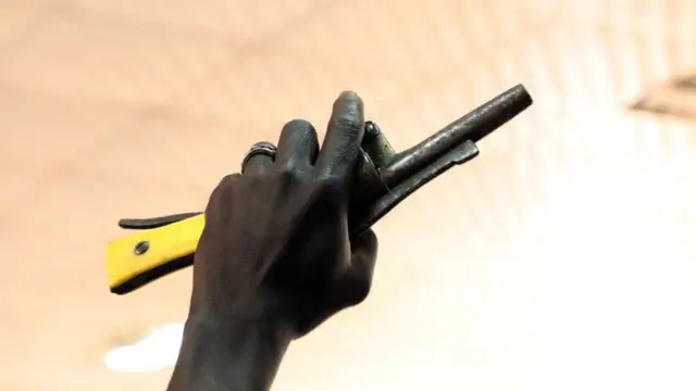 Aworan ọwọ kan to di ibon mu