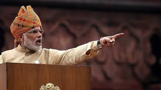 பிரதமர் நரேந்திர மோதியின் தொட்டுத் தொடரும் தலைப்பாகை பாரம்பரியம் - BBC News  தமிழ்