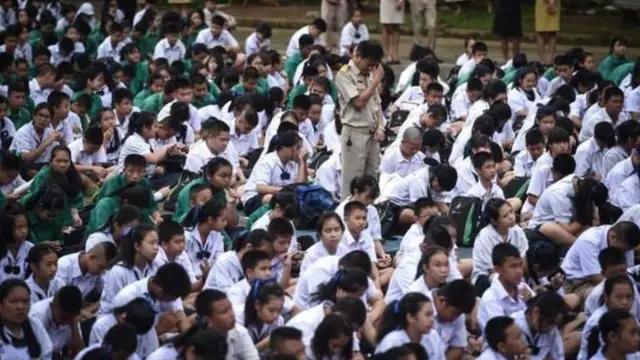 ગુફા પાસે વિદ્યાર્થીઓ