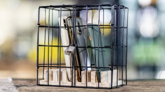 आपण डोपामिनचा अतिवापर करतोय, त्याची आपल्याला सवय लागल्यावर काही लोकांनी डोपामिन कमी स्रवावं यासाठी डिजिटल डिटॉक्सचा ट्रेंड आणला.