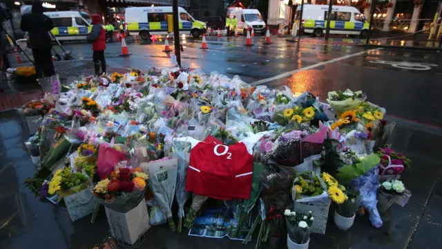 Люди продолжают приносить цветы на место теракта