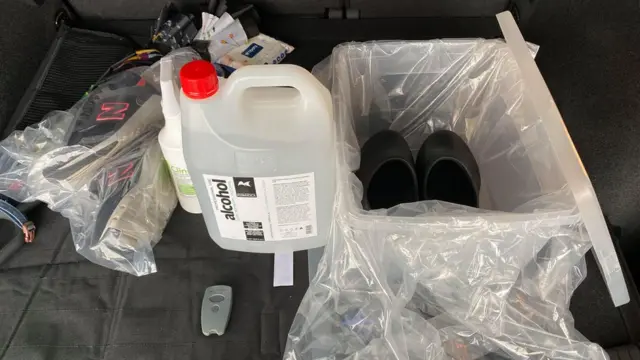 欣西亞的後車廂有工作前後細心分類消毒的衣物、鞋子。