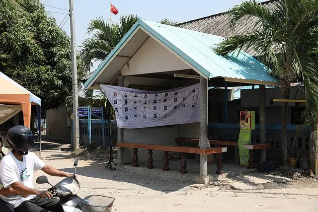 ป้ายแนะนำตัวผู้สมัคร ส.ส. เขต 2 ถูกติดตั้งบริเวณศาลาบ้านฝ้าย ต. หนองกระทุ่ม อ. เมือง