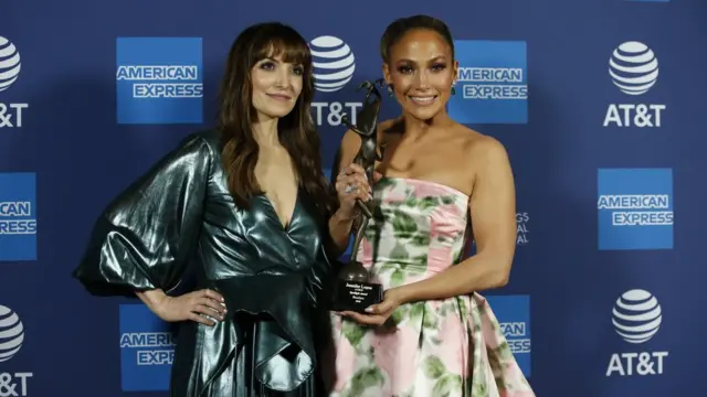 Sutradara Lorene Scafaria (kiri) bersama aktris Jennifer Lopez