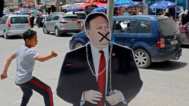 طفل فلسطيني يلكم صورة بومبيو