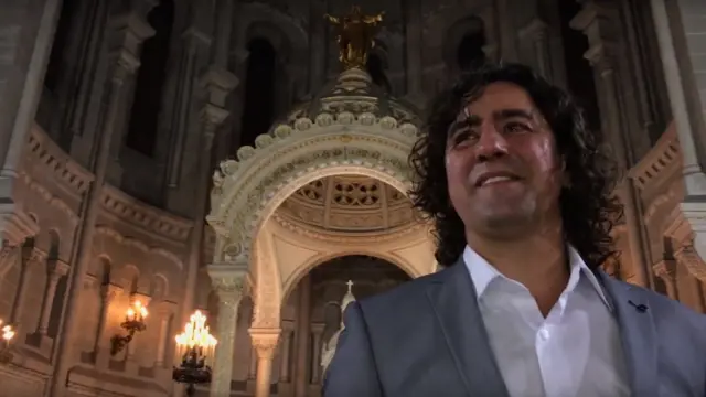 Gustavo Ortíz frente al altar.