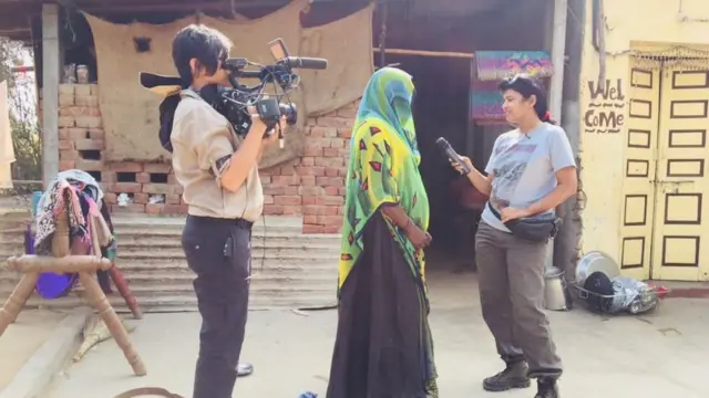 મહિલા સાથે વાત કરતી બીબીસીની ટીમ