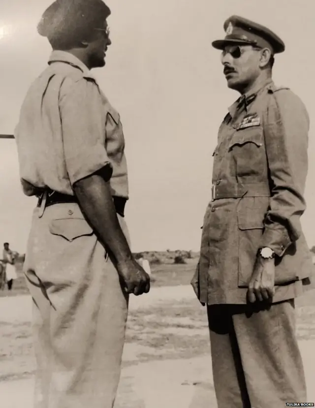 निझामाच्या सेनेचे कमांडर जनरल एदरूस (उजवीकडे) भारतीय कमांडर जनरल चौधरी यांच्याशी संवाद साधताना.