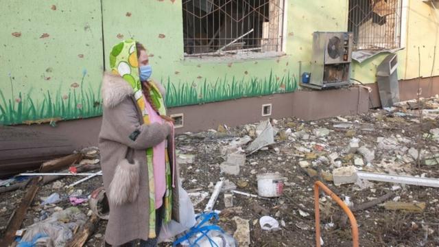 Эвакуация из роддома в Мариуполе вскоре после российского удара