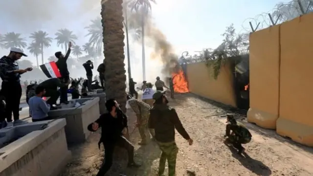 ABD'nin Bağdat Büyükelçiliği dışında toplanan göstericiler