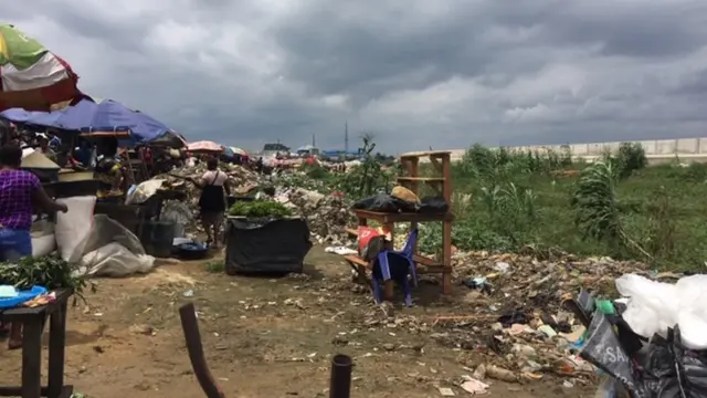 Creek road market traders move di tins wey dem ey sell comot from di main road.