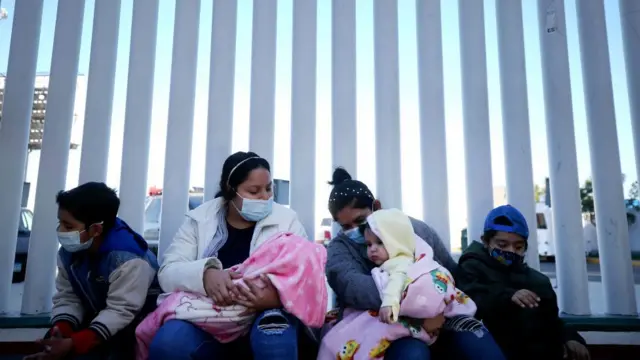 Hình một số người di cư từ El Salvador và Honduras tìm kiếm tị nạn tại Mỹ bên ngoài biên giới giữa Mexico-Mỹ vào tháng 2/2021