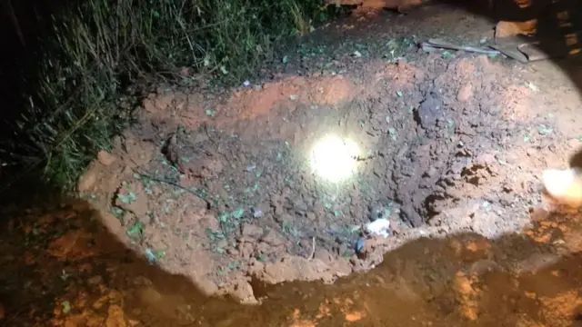 রাস্তার যেখানে আইইডি পেতে রাখা হয়েছিল, বিস্ফোরণের পর সেখানকার ছবি। বিস্ফোরণে গাড়িটি উড়ে গিয়েছিল।